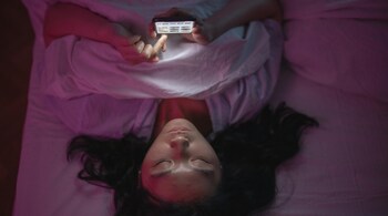 Surgeon reveals what really happens to your body when you scroll till 2AM.(Image: Pexels)