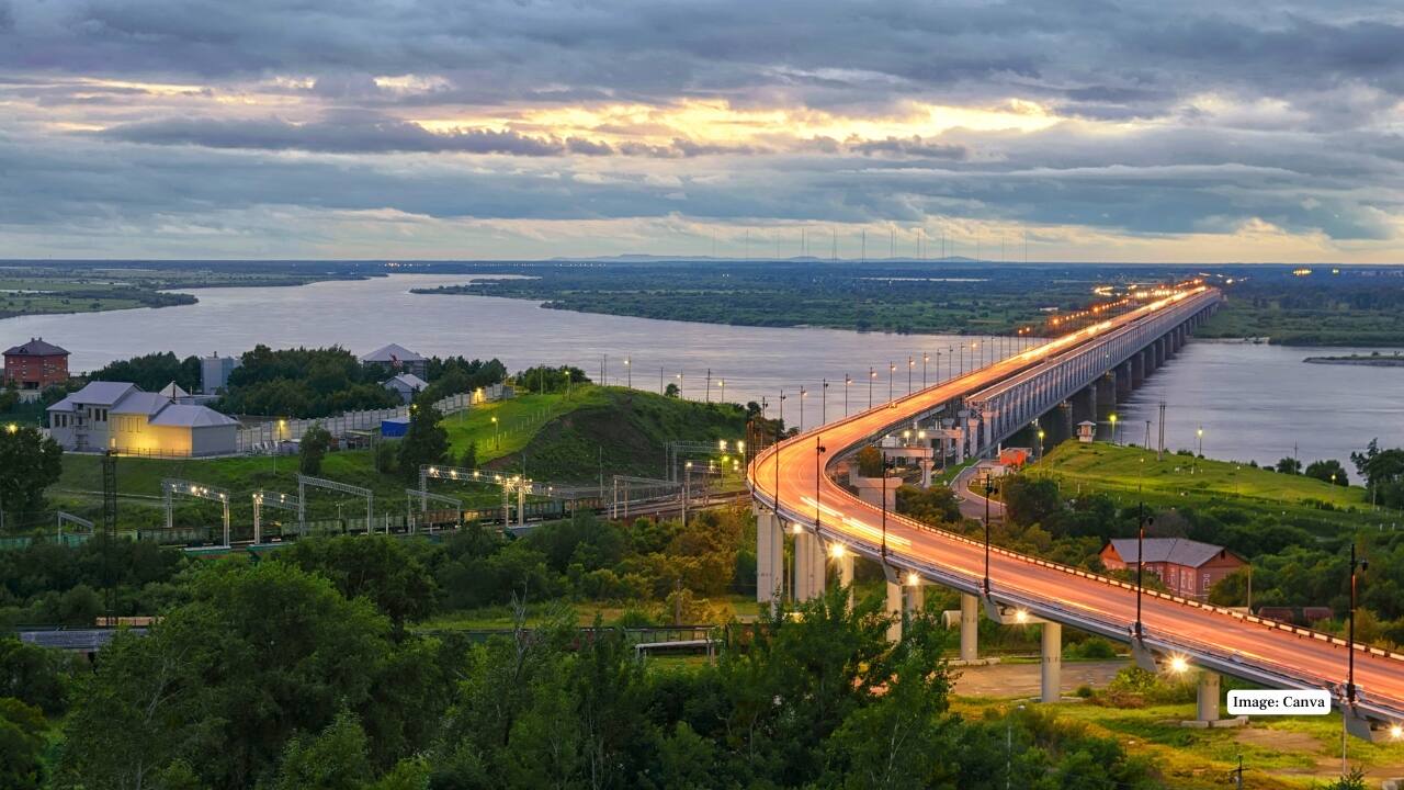 2. Trans-Siberian Railway, Russia. This legendary road runs along the borders of Moscow and Vladivostok, covering forests, mountains and Lake Baikal. The trip is one of the longest and most memorable train tours in the world as people see the expansive Russian scenery and weather shifts and time zones. (Image: Canva)