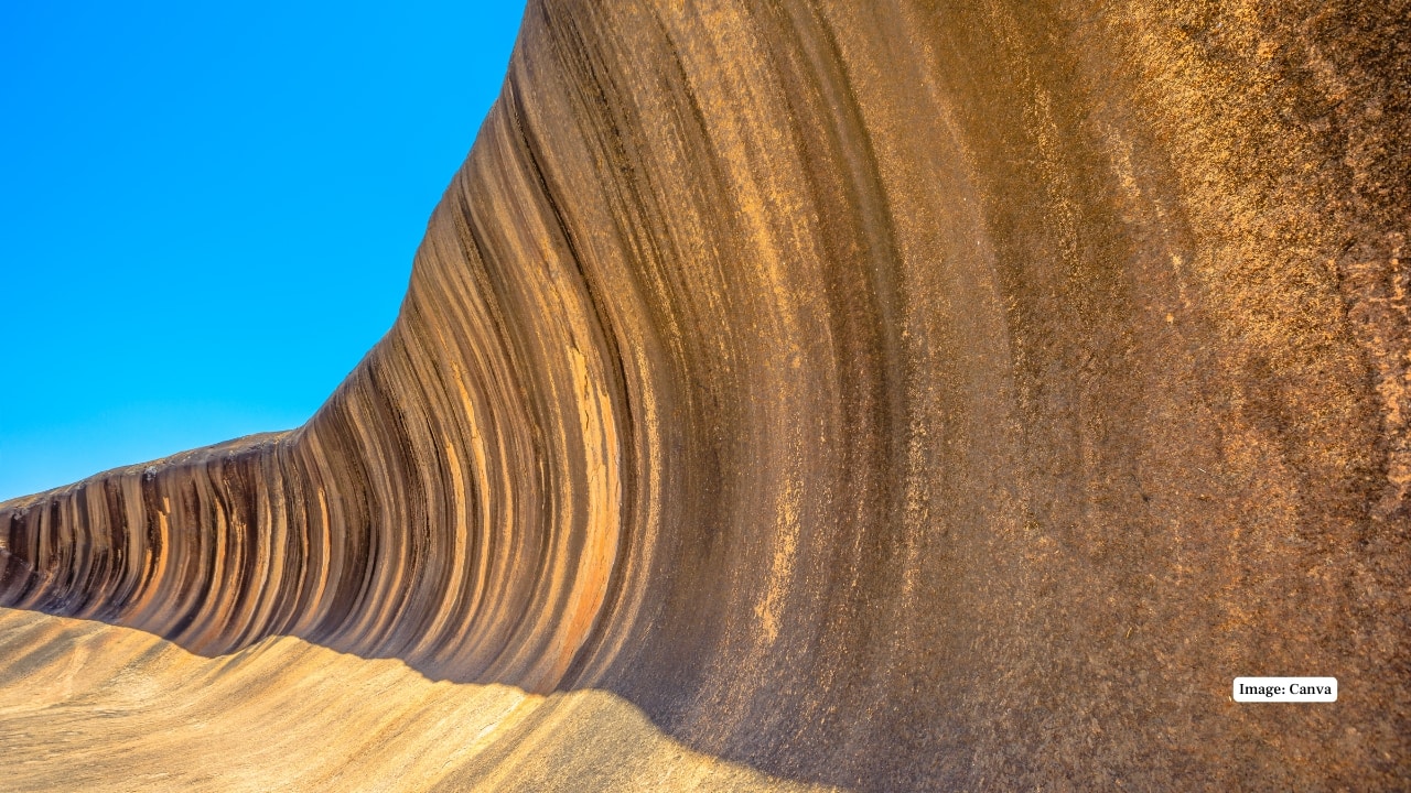 3. Wave Rock, Australia It is a naturally carved granite structure that takes the shape of a huge wave that is about to crash. Its rounded form and scribbled surface create an effect of motion in stone over several million years in an impressive way. (Image: Canva)