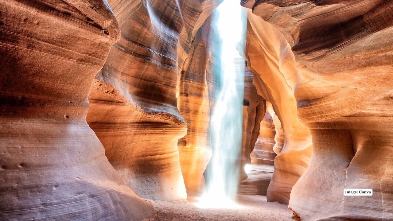 4. Antelope Canyon Light Beams, USA The light of the sun through the thin walls of sandstone forms glorious columns of light. These shafts are similar to the stage spotlights, and make the visitors feel that they are walking through a painted tunnel, hewn by nature. (Image: Canva)