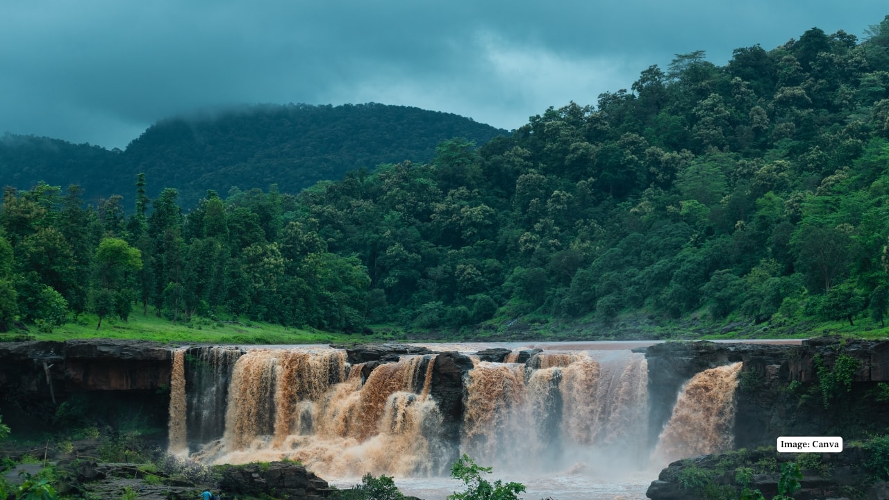 7. Saputara, Gujarat Saputara is the sole hill station in Gujarat with fertile plateaus, art villages of the tribes, and a cool and breezy climate. Its serene beauty and rich culture provide a different alternative to major tourist attraction sites. (Image: Canva)