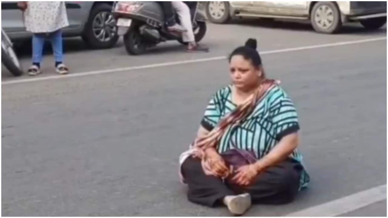 Vadodara woman blocks road in protest after receiving 4 golgappas instead of 6. Video Vadodara woman blocks road in protest after receiving 4 golgappas instead of 6. Video