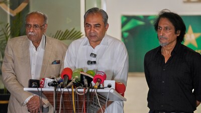 Chairman of Pakistan Cricket Board, Mohsin Naqvi, center, speaks as former cricket board heads Najam Sethi, left, and Ramiz Raja watch (AP/File Photo)
