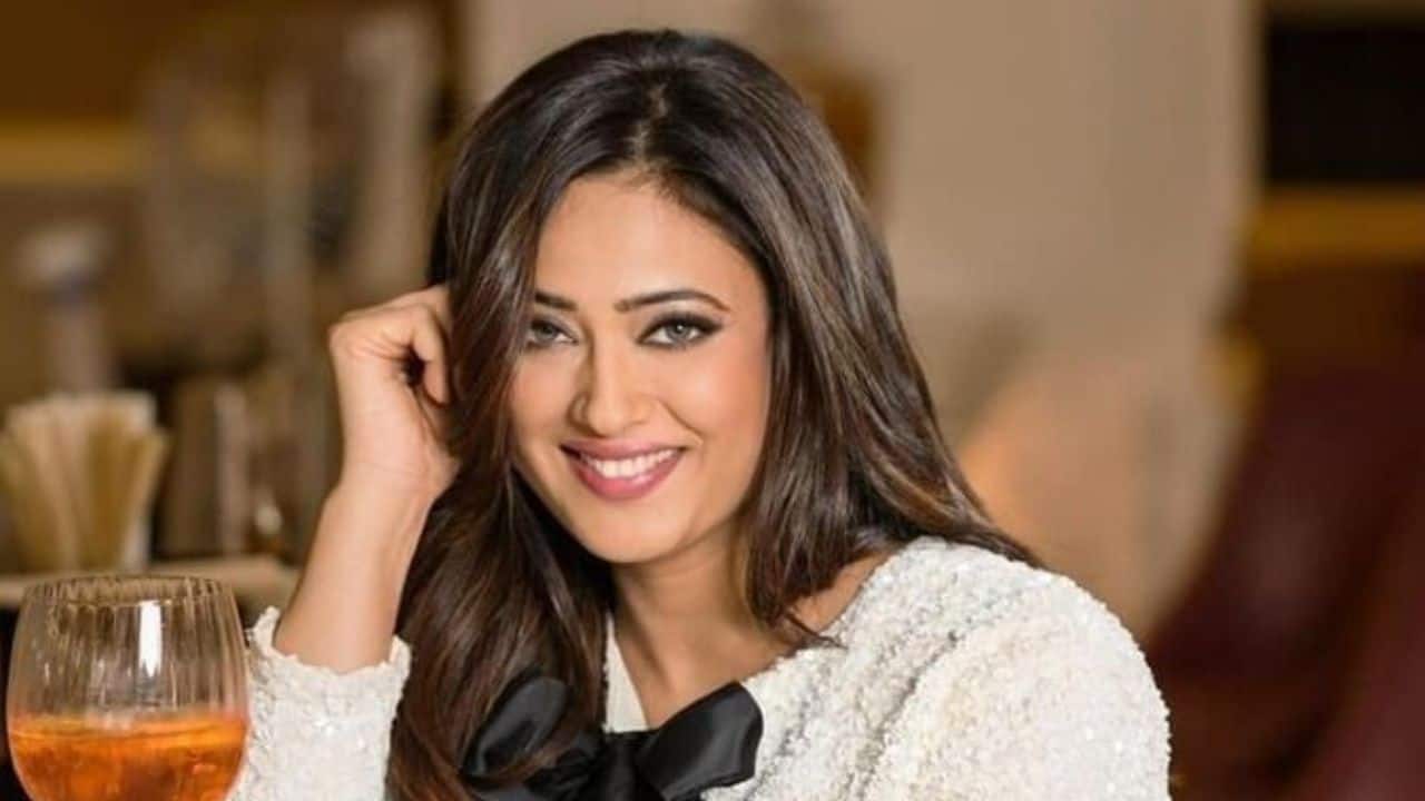 Shweta Tiwari Shweta Tiwari had a daughter named Palak Tiwari with her ex-husband, Raja Chaudhary. Shweta parted ways with Raja in 2017 and raised her daughter as a single mother. In 2019, she separated from Abhinav Kohli, with whom she had a son named Reyansh. She has since raised them both by herself. Pala