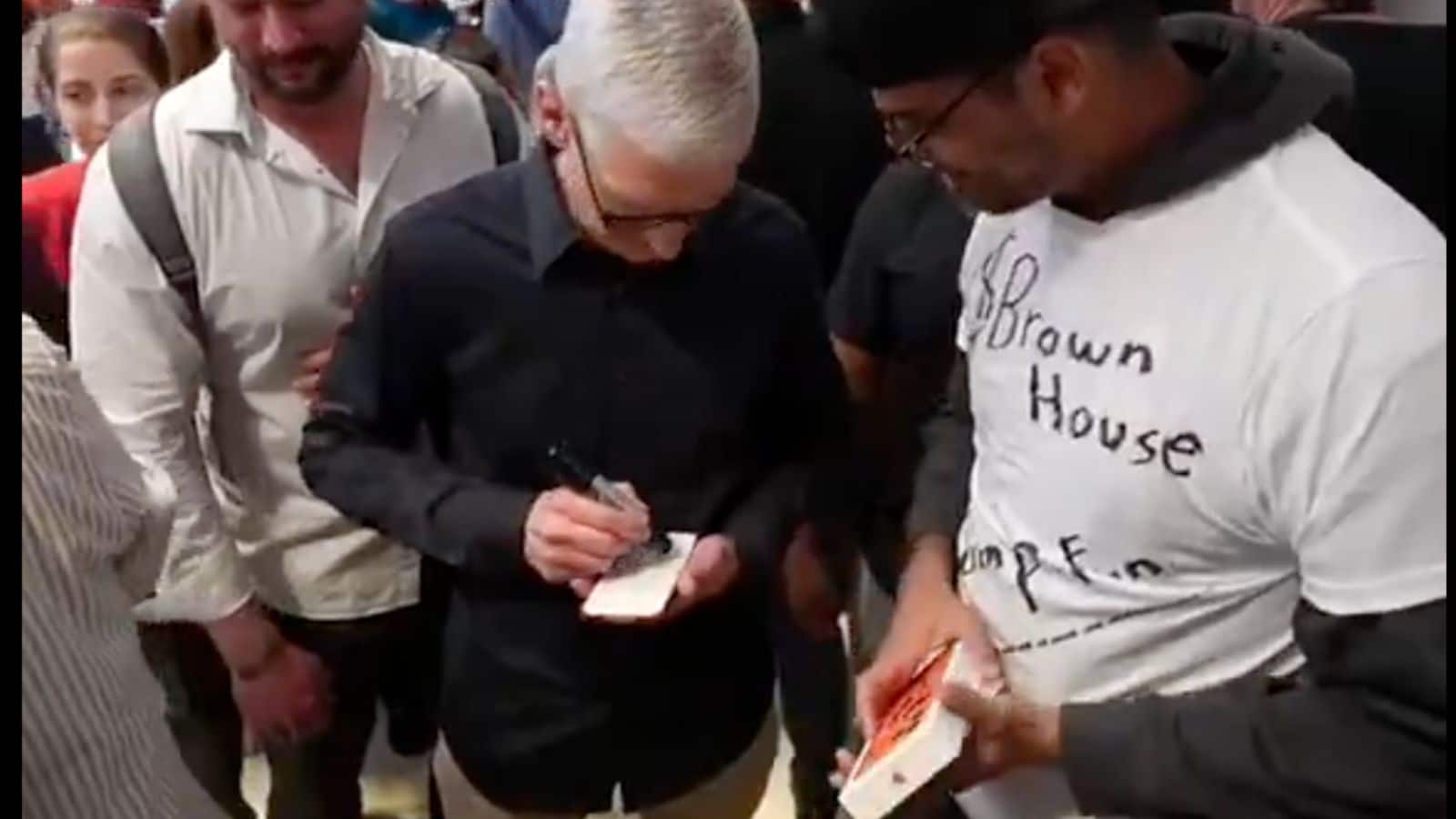Man drops brand new iPhone 17 Pro in front of Tim Cook, his reaction will win your heart
