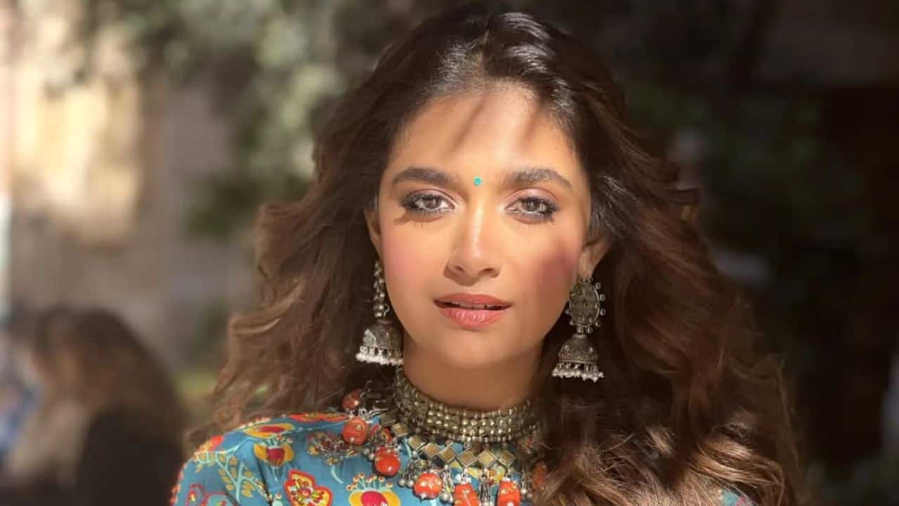 Peacock green radiance Keerthy wore a green with a print all over the saree paring it with a high-neck half sleeve blouse. Her Navratri look got completed with a beautiful necklace and blue bindi that complemented her elegant look.