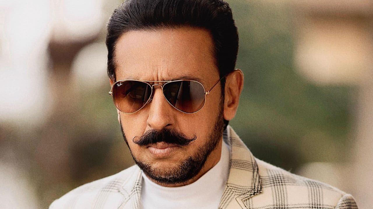 Acting debut In the 1980 Bapu-directed movie Hum Paanch, Gulshan made his acting debut. Sanjeev Kumar, Shabana Azmi, Mithun Chakraborty, Nasiruddin Shah, Raj Babbar, and Amrish Puri are also in the movie. Acting debut In the 1980 Bapu-directed movie Hum Paanch, Gulshan made his acting debut. Sanjeev Kumar, Shabana Azmi, Mithun Chakraborty, Nasiruddin Shah, Raj Babbar, and Amrish Puri are also in the movie.