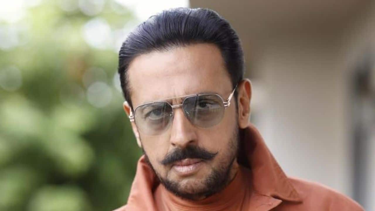 Early Career Gulshan Grover was born on September 21, 1955. He completed his Bachelor’s degree from Sri Ram College of Commerce, Delhi University. Before entering Bollywood, the actor was associated with a theatre group called ‘Little Theatre Group.’ Early Career Gulshan Grover was born on September 21, 1955. He completed his Bachelor’s degree from Sri Ram College of Commerce, Delhi University. Before entering Bollywood, the actor was associated with a theatre group called ‘Little Theatre Group.’