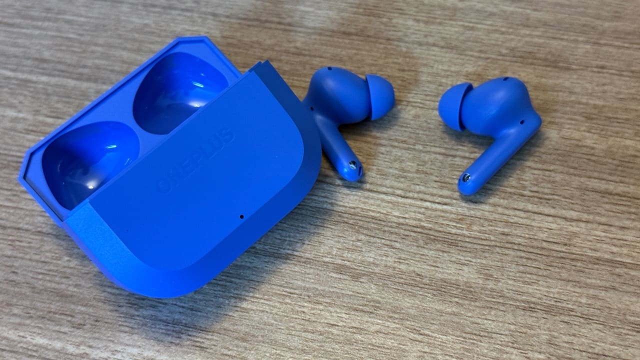 Adequate sound output With 12.4mm dynamic drivers and OnePlus 3D Audio, the Buds 3r deliver sufficiently good sound. Bass is punchy, vocals clear, though audiophiles may miss support for advanced codecs like LDAC. Adequate sound output With 12.4mm dynamic drivers and OnePlus 3D Audio, the Buds 3r deliver sufficiently good sound. Bass is punchy, vocals clear, though audiophiles may miss support for advanced codecs like LDAC.