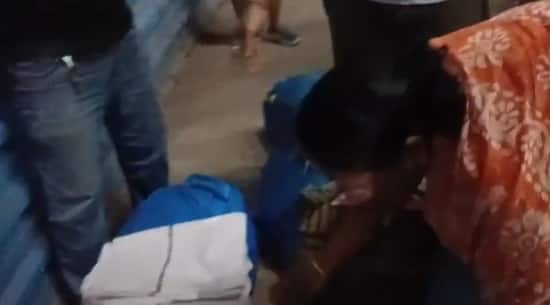 Family caught stealing bedsheets, towels from 1st AC coach on Delhi-bound Purshottam Express - Watch