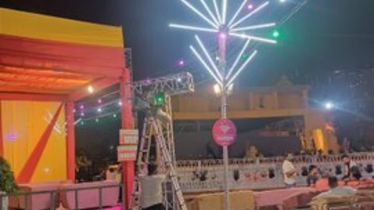 To ensure smooth traffic flow and pedestrian safety, the Delhi Police have advised the commuters to avoid Netaji Subhash Marg near the Red Fort and plan their travel in advance. (Photo: X)