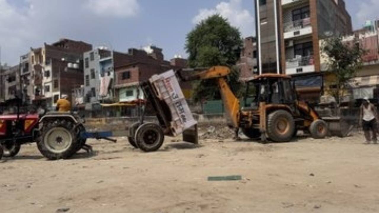 Visitors without parking labels are advised to use designated parking areas at Madhav Das Park, Tikona Park, Sunehari Masjid, Parade Ground, Dangal Maidan, Omaxe Mall, and Church Mission Road. Vehicles with parking labels will have reserved spaces near Lahori Gate, 15 August Park, the Red Fort rampart, and the 4A Parking Area. (Photo: X)