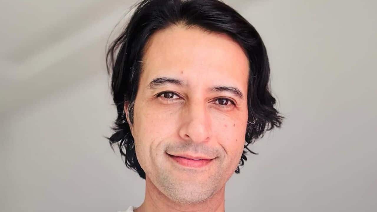 Apurva Agnihotri Apurva's film career halted after a promising Bollywood beginning in the popular movie Pardes. Later, he achieved considerable reputation and success on television thanks to programs like Jassi Jaissi Koi Nahin. Apurva Agnihotri Apurva's film career halted after a promising Bollywood beginning in the popular movie Pardes. Later, he achieved considerable reputation and success on television thanks to programs like Jassi Jaissi Koi Nahin.