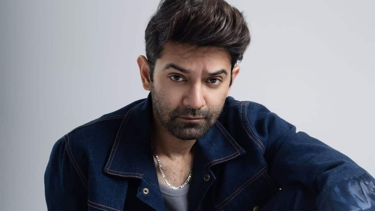 Barun Sobti Following his enormous popularity from the serial Iss Pyaar Ko Kya Naam Doon, Barun took a break from TV to pursue Bollywood. His debut film, Main Aur Mr. Riight, was a box-office failure, and he has now returned to web series. Barun Sobti Following his enormous popularity from the serial Iss Pyaar Ko Kya Naam Doon, Barun took a break from TV to pursue Bollywood. His debut film, Main Aur Mr. Riight, was a box-office failure, and he has now returned to web series.