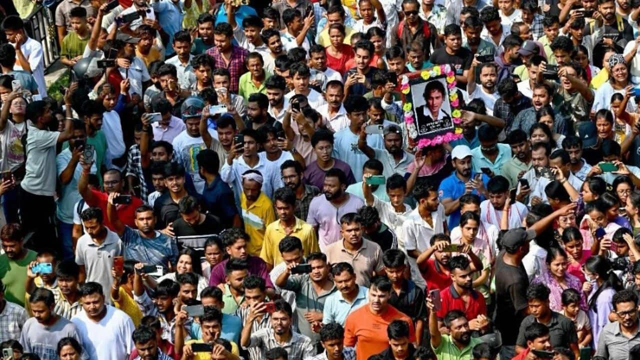 Mourners and Memories Thousands of mourners tried to capture the late singer for one last time in their phones. Assam CM Hemant Biswa was at the Delhi airport to receive the mortal remains before bringing it to Guwahati for the final rites.