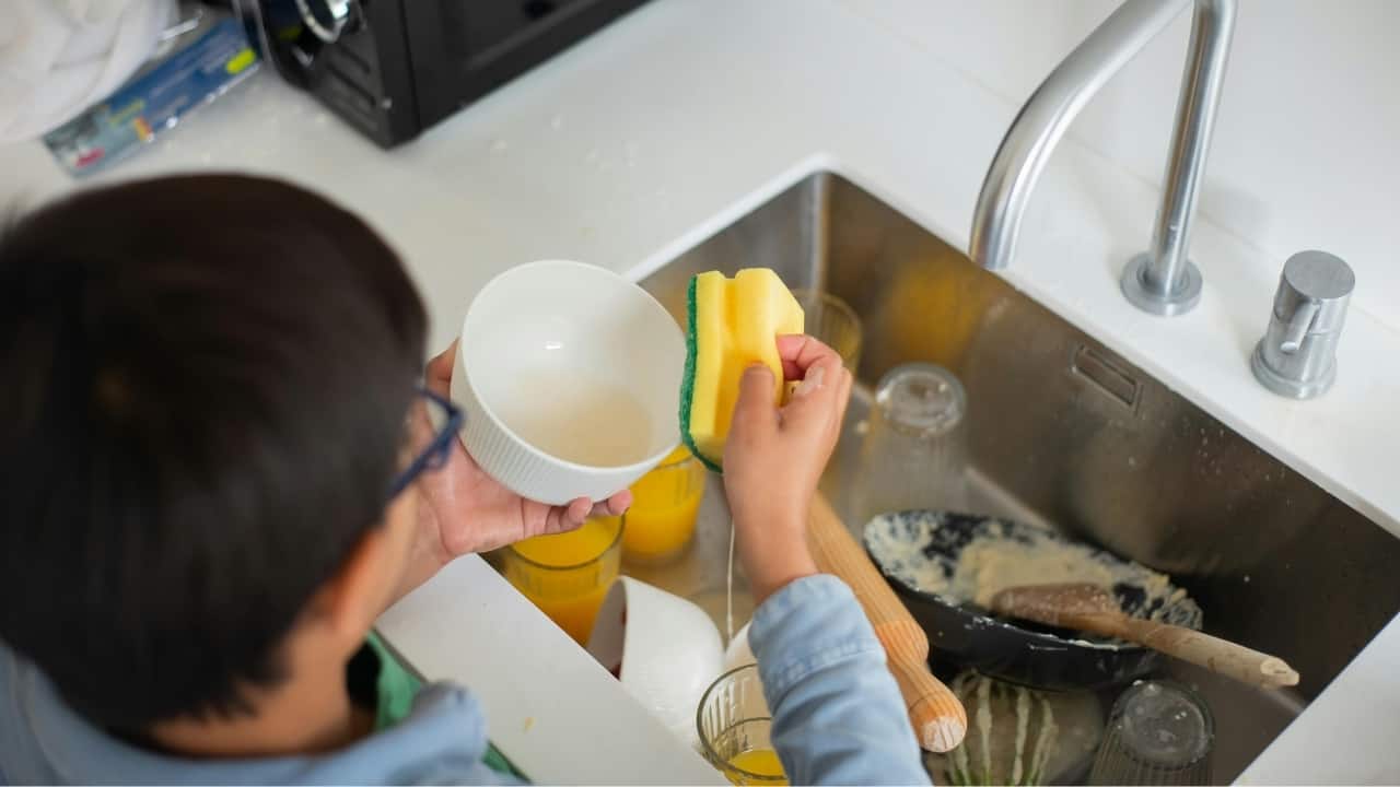 5 easy ways to clean stubborn stains from kitchen utensils 5 easy ways to clean stubborn stains from kitchen utensils