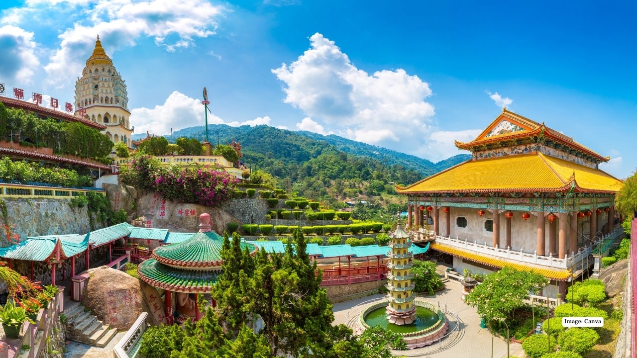 7。槟城Kek Lok Si的Kek Lok Si Temple是马来西亚最大的佛教寺庙，壮观地展示了建筑，色彩和灵性。宝塔，错综复杂的雕刻和闪闪发光的灯笼营造出一种神奇的氛围，尤其是在整个复杂季节的节日期间，就像梦一样。这是您的照片对文化和神秘感还活着的地方之一。 （图片：canva）