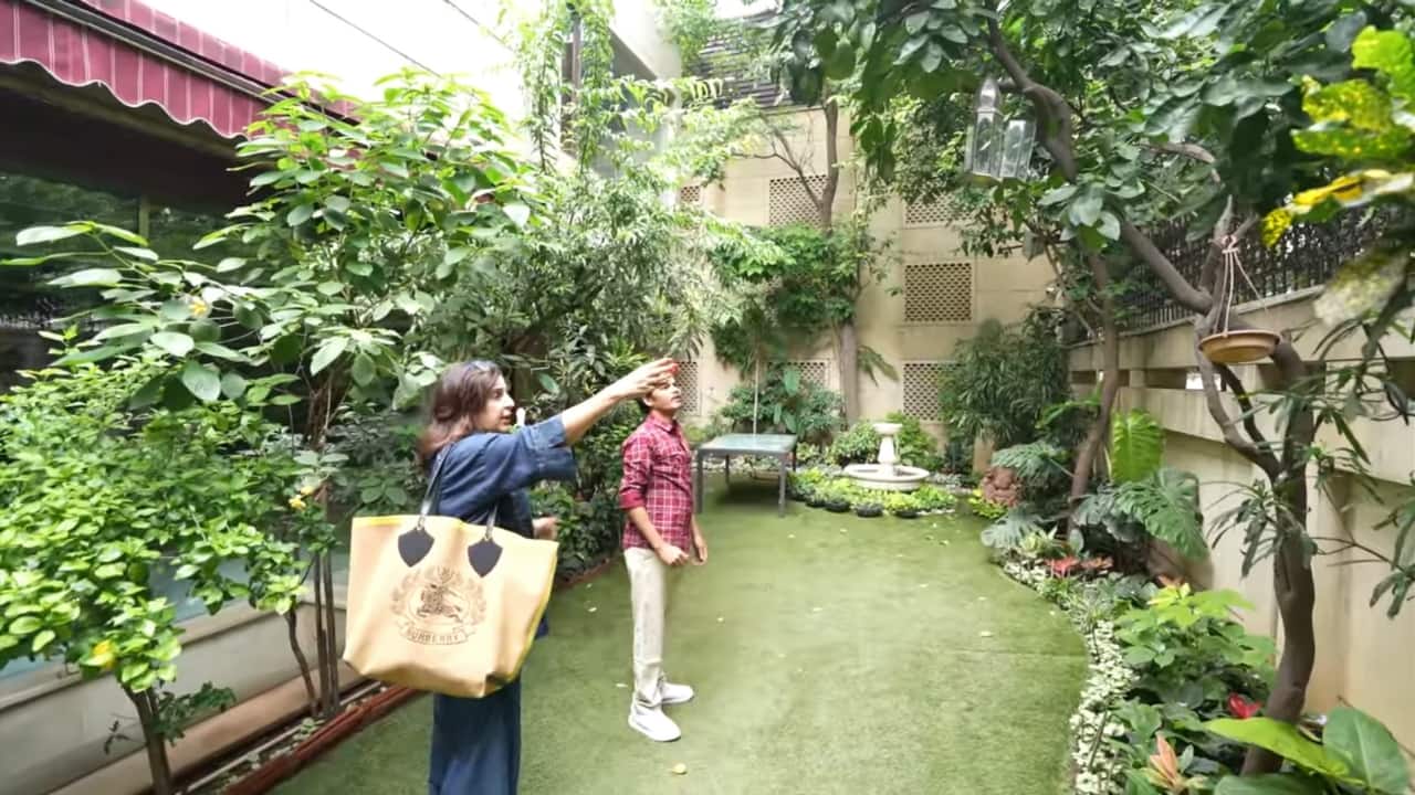 Riddhima Kapoor’s Delhi bungalow looks like a 7-star hotel to Farah Khan (Images: YouTube screenshots)