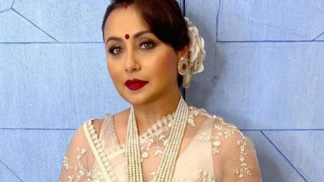  Inspiring generations - From young fashion enthusiasts to seasoned admirers, her looks in white sarees resonate across age groups.