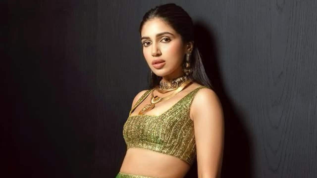 Bhumi Pednekar – Serene Green on Day 5 Bhumi Pednekar embodied grace in a metallic green lehenga, a color symbolizing prosperity and fertility. The crumpled texture of her outfit added a stylish, contemporary edge, making it a perfect choice for Navratri celebrations.