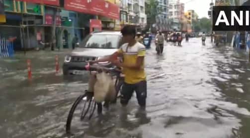 Kolkata rains leave 8 dead as traffic chaos, waterlogging grip city on Navratri 2nd day