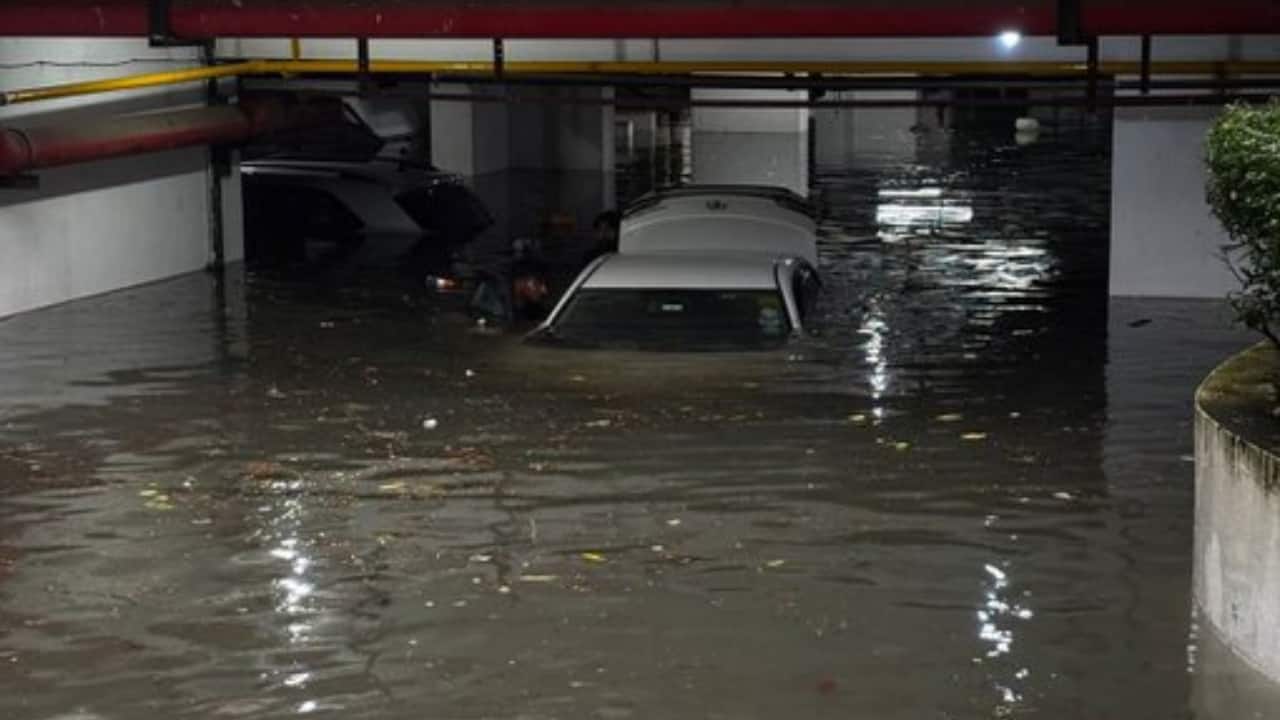 Waterlogging has severely disrupted traffic, along with suburban rail and Metro services. In many low-lying areas of the city, floodwaters have entered homes, causing property damage. Several schools have declared a rain holiday in response to the situation. (Photo: X)
