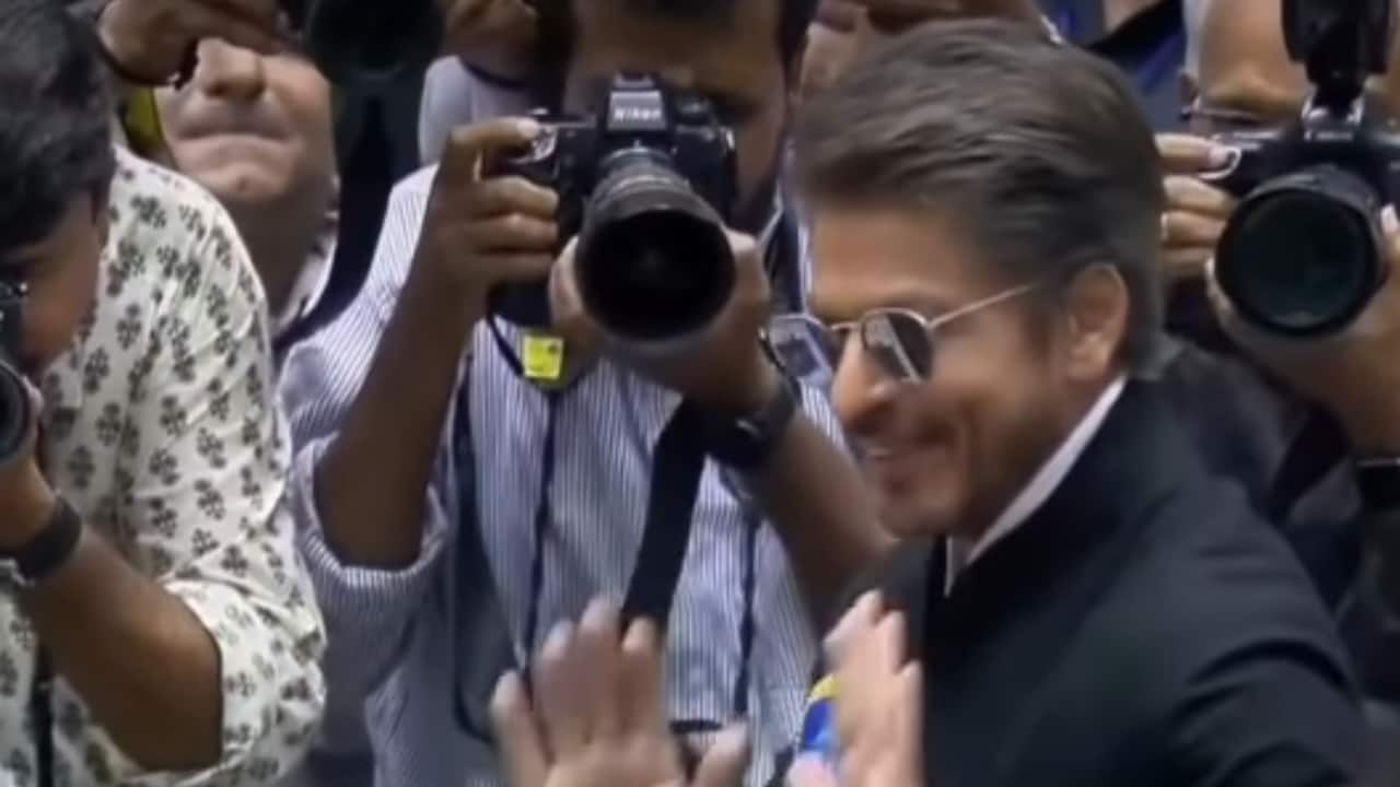 Shah Rukh Khan in Delhi to receive his first ever Best Actor National Film Award, watch