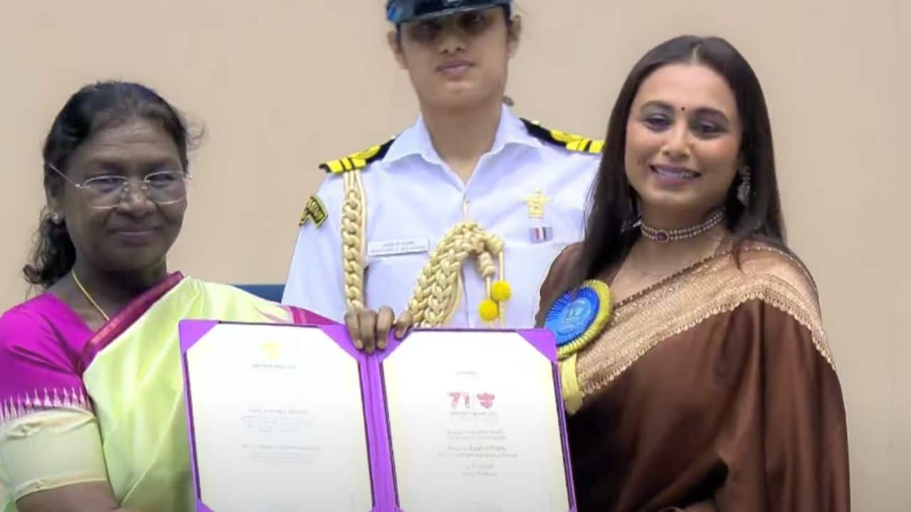 Rani Mukerji won the National Award for Best Actress for the film Mrs. Chatterjee Vs Norway. She looked elegant and stunning in a brown saree with her hair open and subtle makeup.