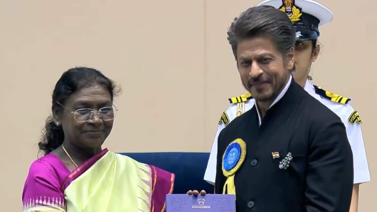 Shah Rukh Khan received National Award for Best Actor for his film Jawan. This is his first ever National Award in 33 years of his acting career.