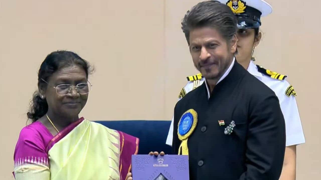 IN PICS: Shah Rukh Khan recieves Best Actor National Award at 71st National Film Awards IN PICS: Shah Rukh Khan recieves Best Actor National Award at 71st National Film Awards