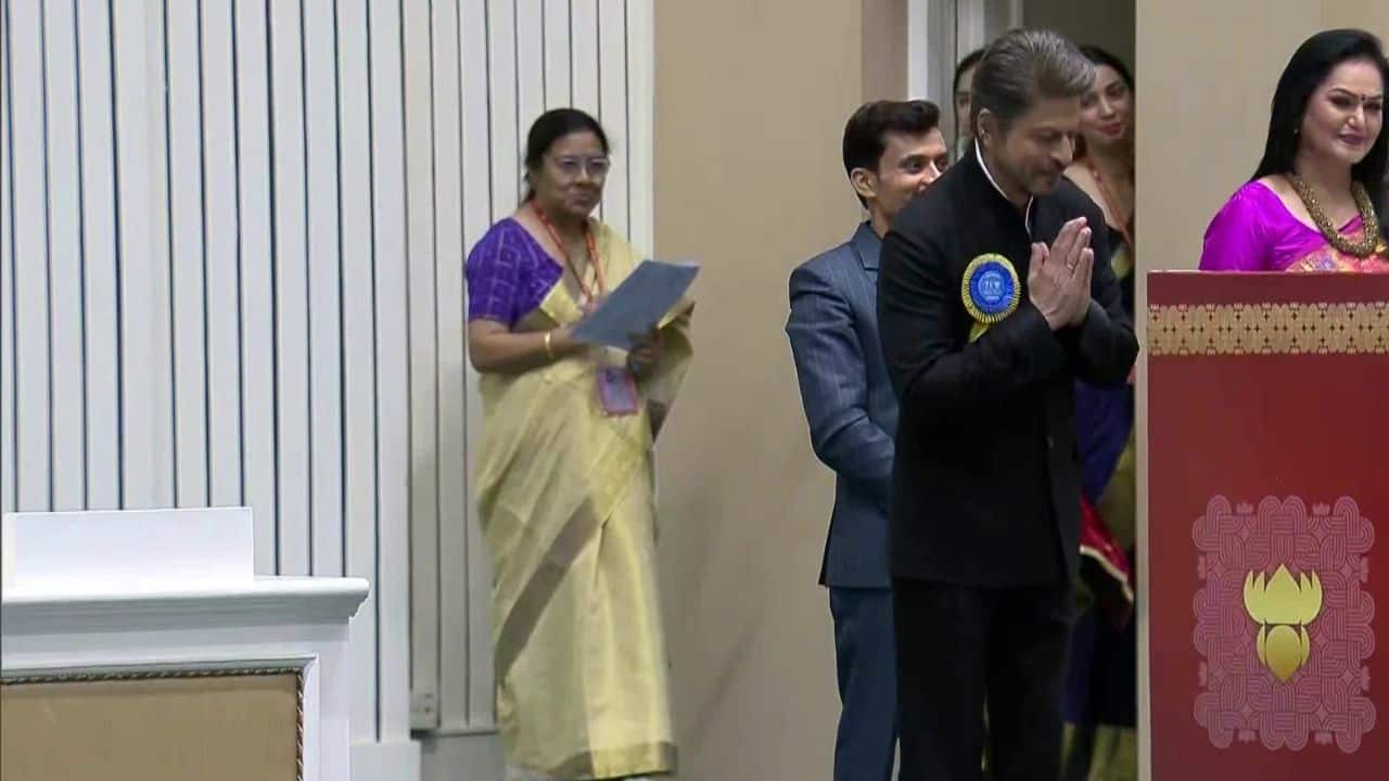 Dressed in a classic black bandhgala, Shah Rukh walked up to the stage with his signature charm, smiling warmly as he accepted the award — a milestone that fans and critics alike have called long overdue in his three-decade-long career.