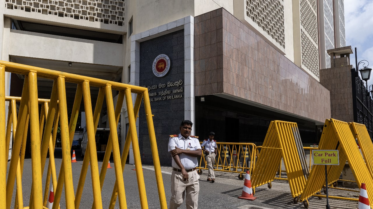 Sri Lanka holds rates as growth quickens, tariff risks loom