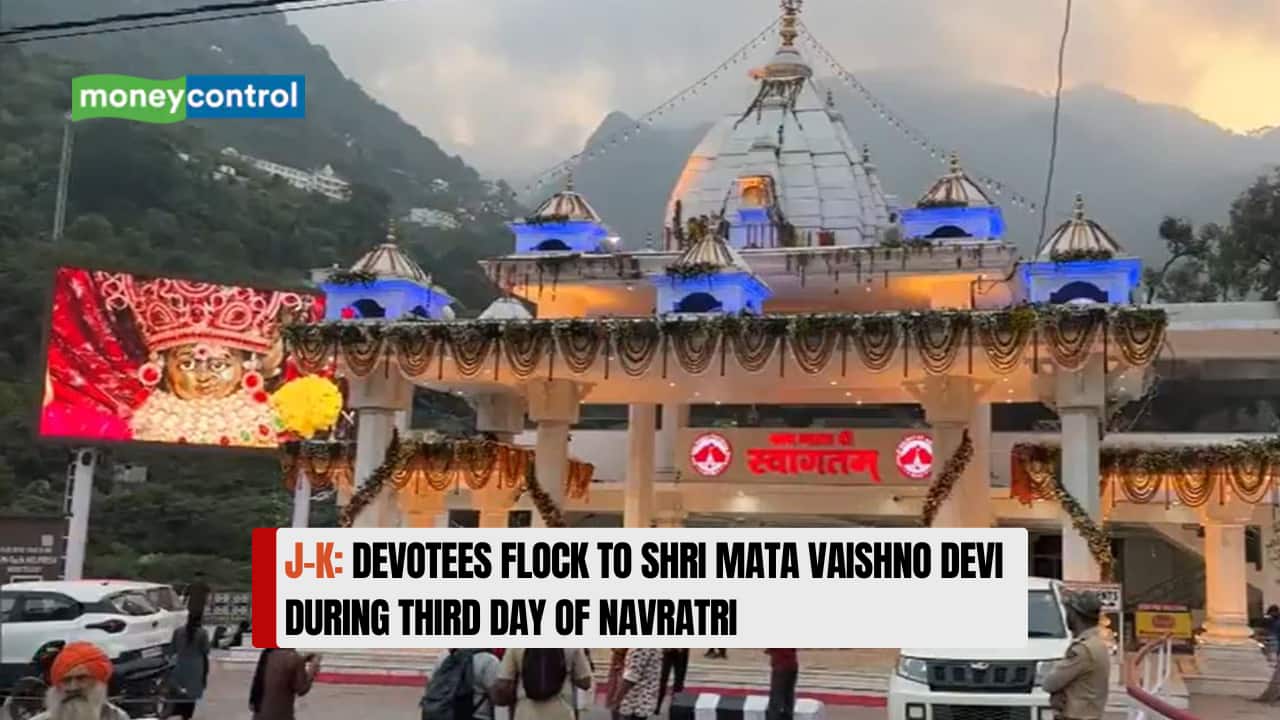 J-K: Devotees flock to Shri Mata Vaishno Devi during third day of Navratri