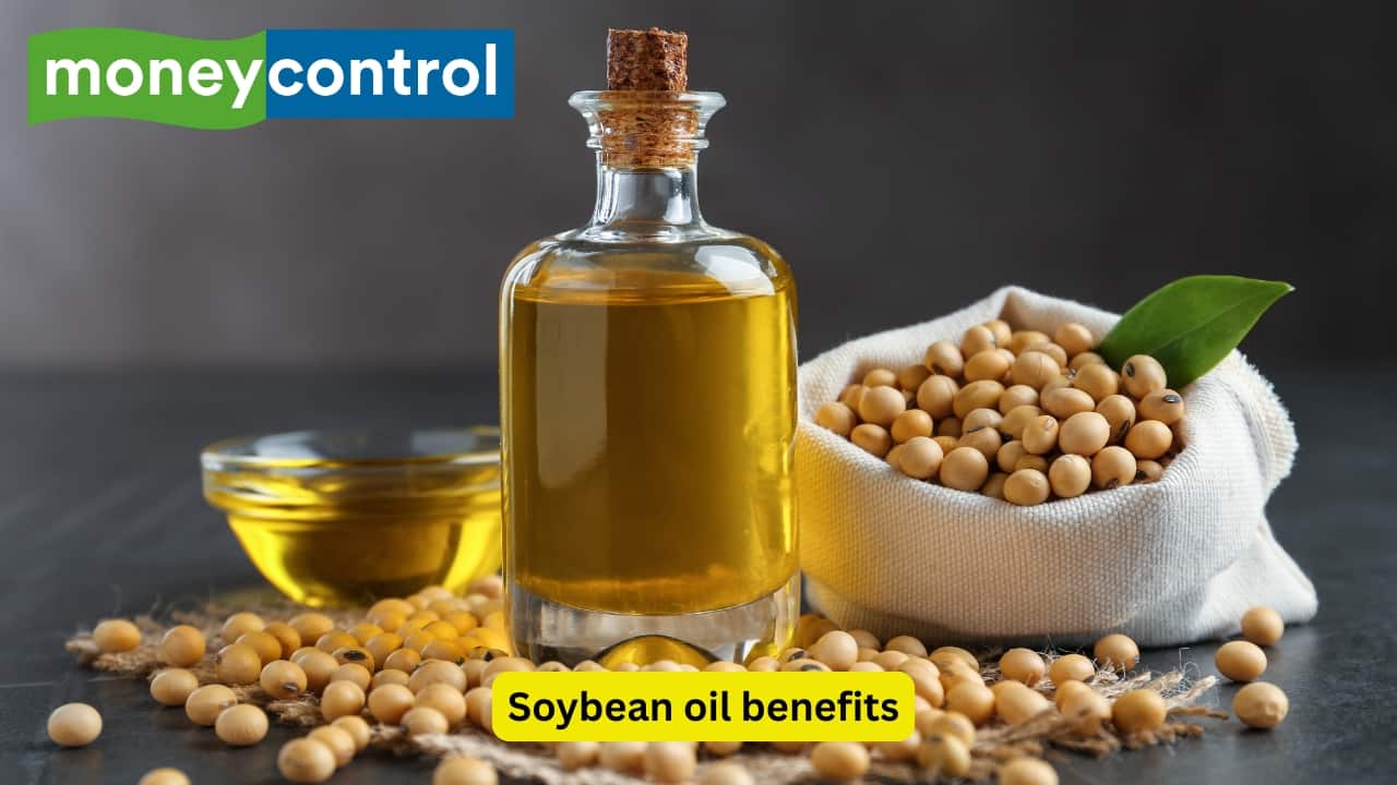  Soybean oil benefits One may get omega-3s from soybean oil as well. This oil plays a role in promoting brain and heart health. Soybean oil also contains vitamins like vitamin K, along with antioxidants. The use of this oil (not in excess) may aid in regulating the metabolism of bones.Image: Canva)
