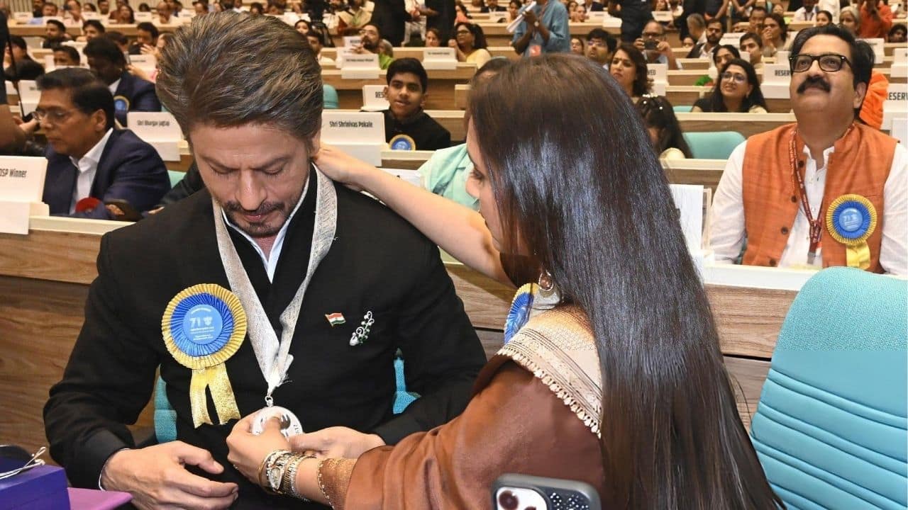 Rani helping SRK wear his medal In a moment that melted hearts, Rani Mukerji lovingly helped Shah Rukh Khan put on his National Award medal. The duo’s bond, forged since Kuch Kuch Hota Hai days, was on full display as she fussed over him like an old friend. Rani even lent him her phone camera to check his reflection. The gesture exuded years of trust and friendship between the two superstars.