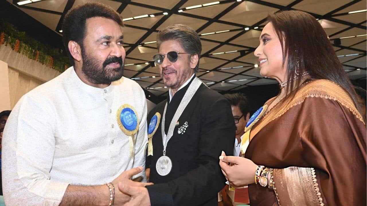 SRK greeting Mohanlal Two legends, one frame. Shah Rukh Khan greeted Mohanlal — honoured with the Dadasaheb Phalke Award — with folded hands and a warm smile. They even hugged, a moment that made headlines. The exchange was brief yet powerful, symbolising respect between icons who have defined Indian cinema across languages and generations.