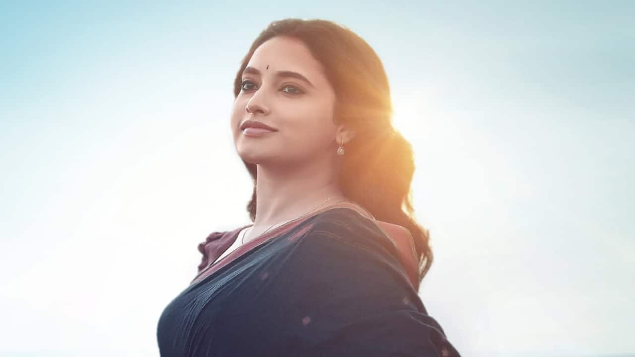 Personal life Priyanka was born on November 20, 1995, in Bangalore, which is now Bengaluru. Her mother, Krishna Mohan, is a homemaker from Karnataka, while her father, Arul Mohan, is a businessman from Tamil Nadu. This mix of cultures helped her grow up and made it easier for her to meet people who work with language in a lot of different ways.