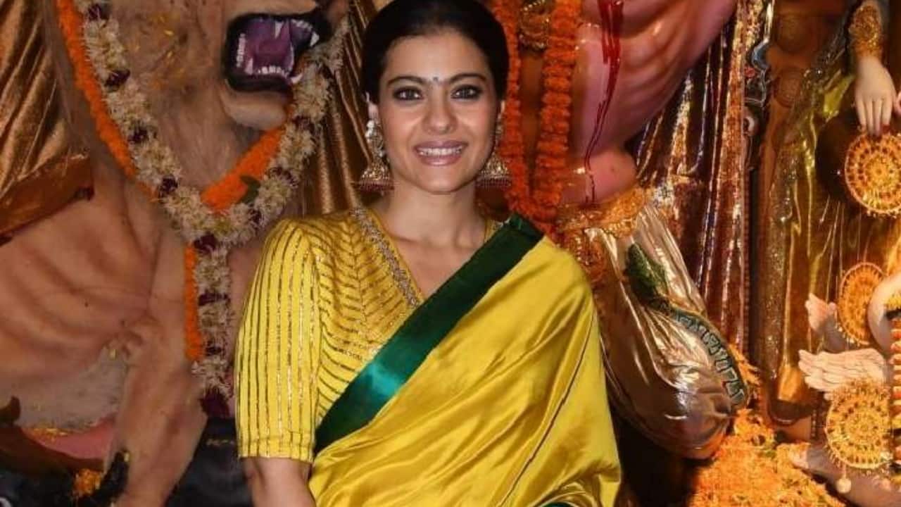 The blouse design adds a contemporary edge to the look. It modernizes the ensemble without losing its traditional charm. The blouse design adds a contemporary edge to the look. It modernizes the ensemble without losing its traditional charm.