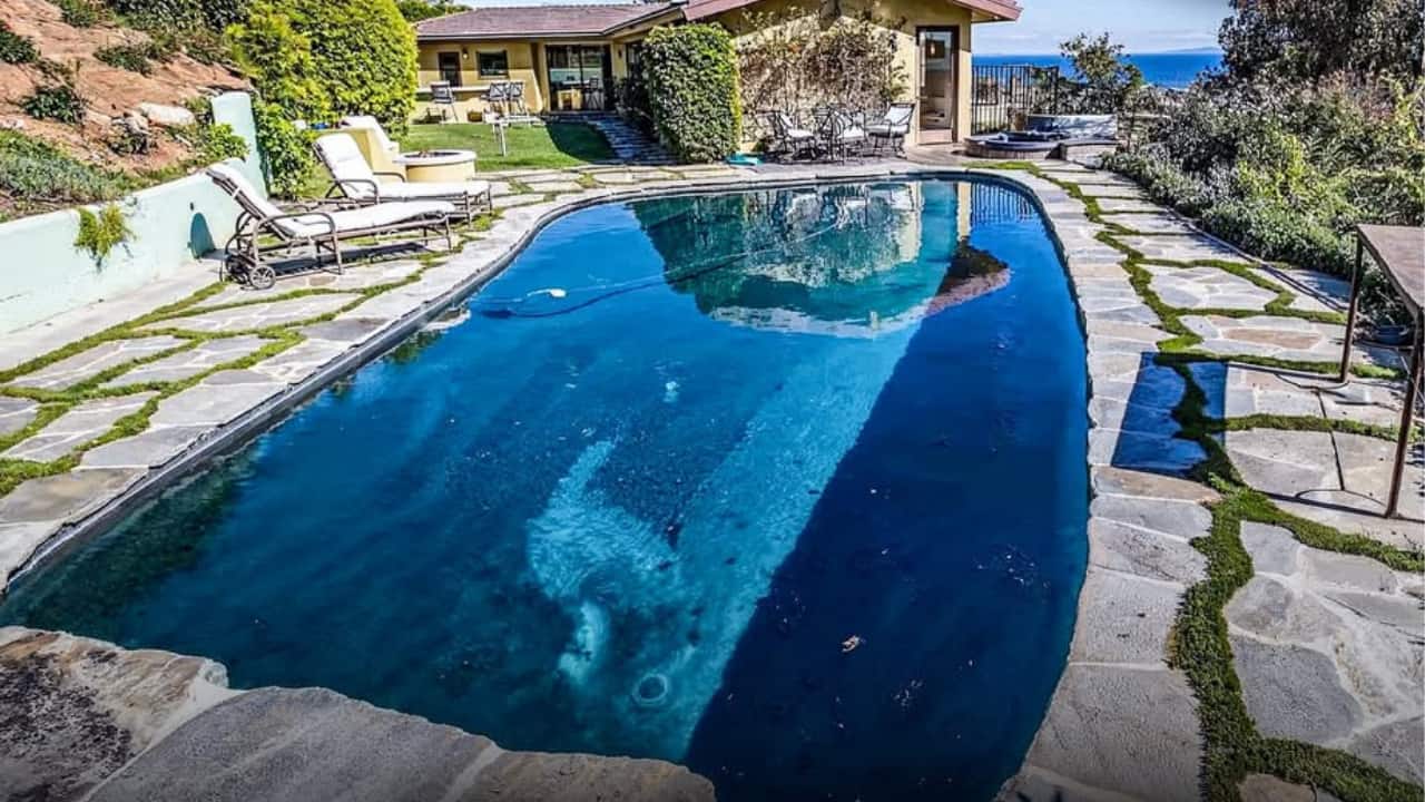Malibu Mansion – $3.8 Million Overlooking the Pacific Ocean, Downey’s Malibu estate is a mid-century modern gem with retractable glass walls and an indoor gym. The $3.8 million property also features horse stalls and panoramic cliffside views, giving RDJ and his family the ultimate California retreat. Malibu Mansion – $3.8 Million Overlooking the Pacific Ocean, Downey’s Malibu estate is a mid-century modern gem with retractable glass walls and an indoor gym. The $3.8 million property also features horse stalls and panoramic cliffside views, giving RDJ and his family the ultimate California retreat.