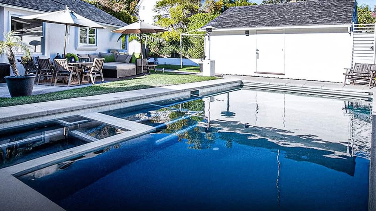 Pacific Palisades Home – $2.5 Million In true Hollywood fashion, Downey invested in a charming $2.5 million Pacific Palisades ranch-style home. Featuring 4 bedrooms and a private hedge-lined yard, it’s where he turned his garage into a recording studio. Cozy by celebrity standards, but still packed with RDJ’s signature character. Pacific Palisades Home – $2.5 Million In true Hollywood fashion, Downey invested in a charming $2.5 million Pacific Palisades ranch-style home. Featuring 4 bedrooms and a private hedge-lined yard, it’s where he turned his garage into a recording studio. Cozy by celebrity standards, but still packed with RDJ’s signature character.