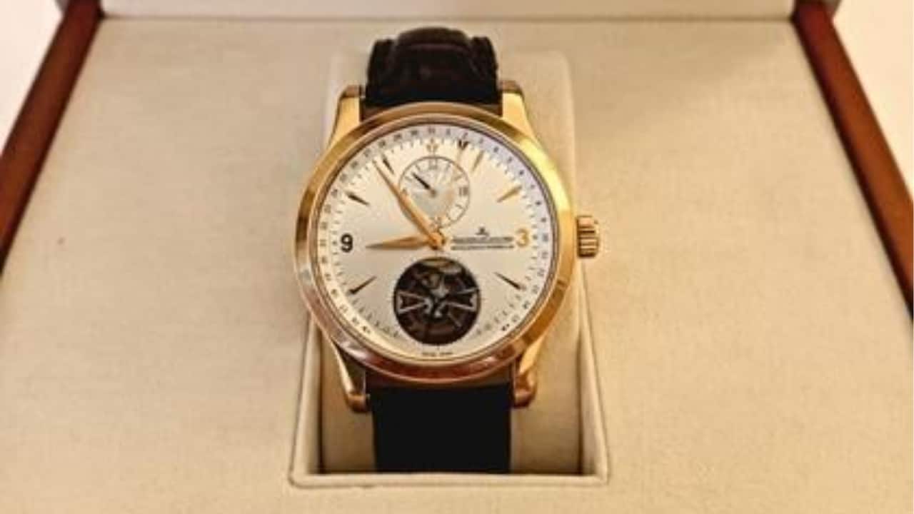 Jaeger-LeCoultre AMVOX3 Tourbillon Watch – $125,000 A piece of cinematic history, Downey wore this Jaeger-LeCoultre AMVOX3 Tourbillon on Iron Man 2. The pink-gold luxury watch, crafted with diamond-coated ceramics, comes from the brand’s Aston Martin collection. Worth $125,000, it’s a blend of fine Swiss engineering and Hollywood flair. Jaeger-LeCoultre AMVOX3 Tourbillon Watch – $125,000 A piece of cinematic history, Downey wore this Jaeger-LeCoultre AMVOX3 Tourbillon on Iron Man 2. The pink-gold luxury watch, crafted with diamond-coated ceramics, comes from the brand’s Aston Martin collection. Worth $125,000, it’s a blend of fine Swiss engineering and Hollywood flair.