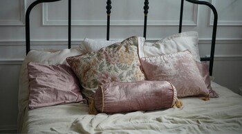 Dirty or worn-out pillows can affect your sleep and health. Learn how often to replace them and how to clean them properly to keep your bed fresh and allergen-free.(Image: Pexels)
