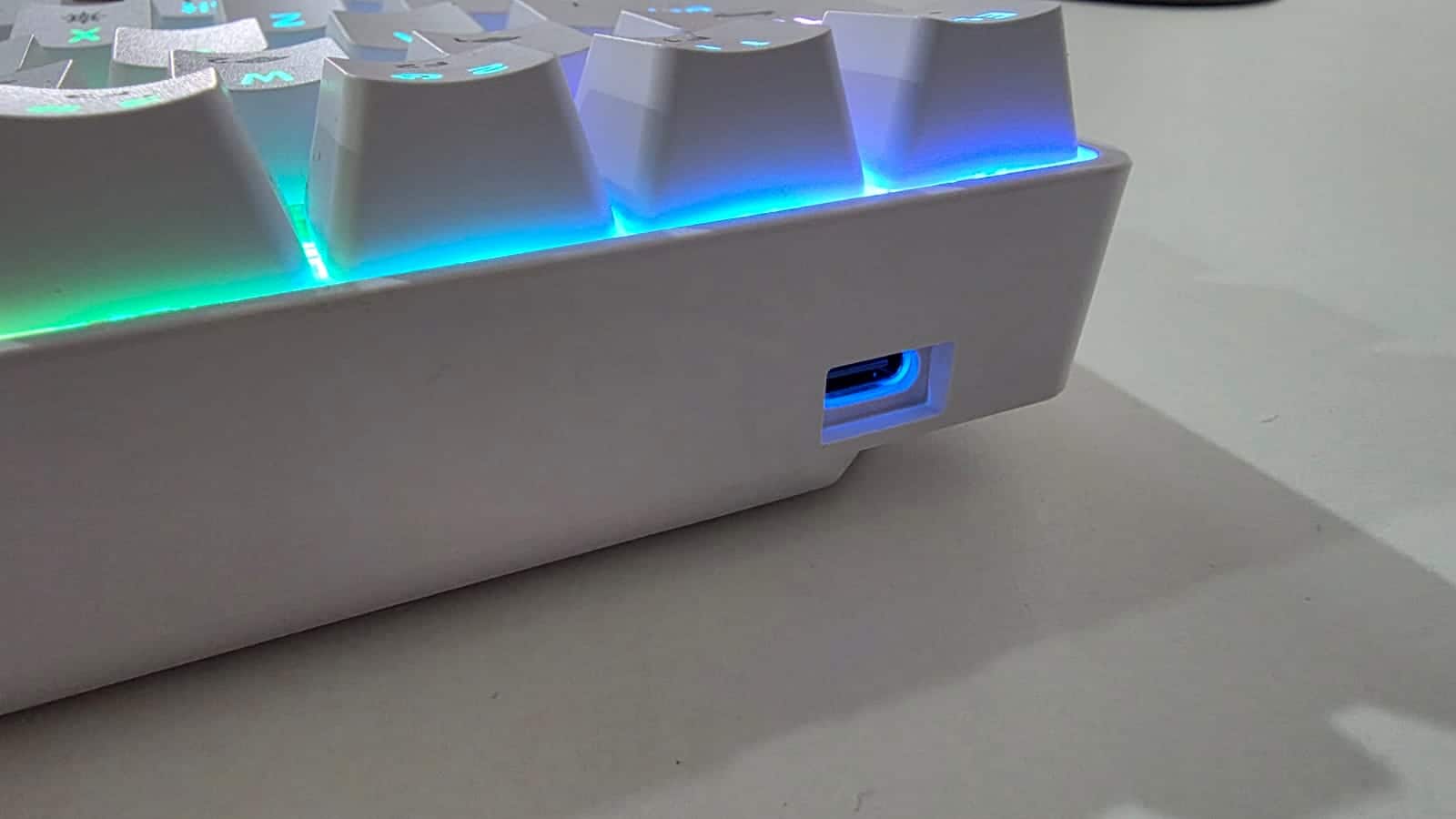 Battery performance Powered by a 1000 mAh battery, the Hydra 10 lasts a decent duration on a single charge. The energy-saving design extends usage time, and the Type-C port ensures faster charging compared to older connectors.