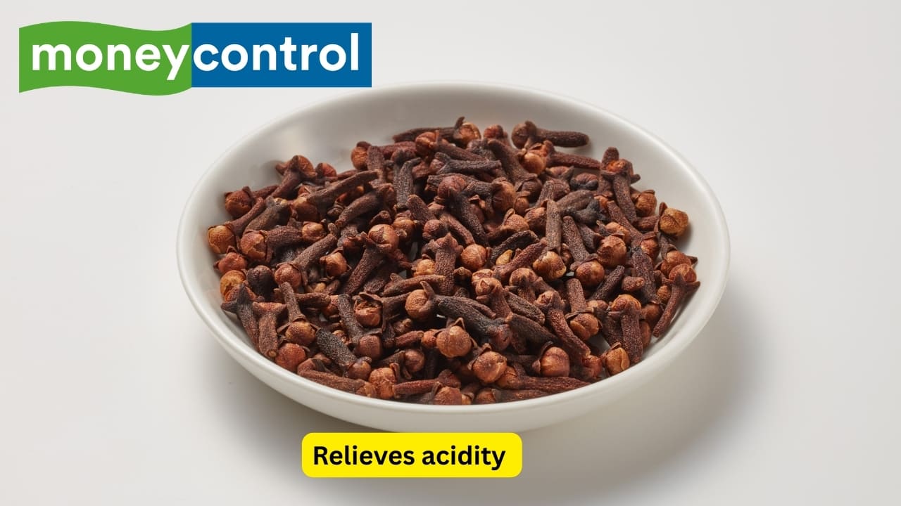 Relieves acidity Clove tea is a natural balancing agent for acid because it helps regulate the release of hydrochloric acid in the stomach. A common cause of heartburn, acid reflux, and indigestion is simply the overstimulation of stomach acid. Clove compounds are soothing in nature and help coat and protect the gastric lining from irritation. Having clove tea after meals can act as a buffer against highly acidic meals and help you reduce the risk of postprandial discomfort.(Image: Canva) Relieves acidity Clove tea is a natural balancing agent for acid because it helps regulate the release of hydrochloric acid in the stomach. A common cause of heartburn, acid reflux, and indigestion is simply the overstimulation of stomach acid. Clove compounds are soothing in nature and help coat and protect the gastric lining from irritation. Having clove tea after meals can act as a buffer against highly acidic meals and help you reduce the risk of postprandial discomfort.(Image: Canva)