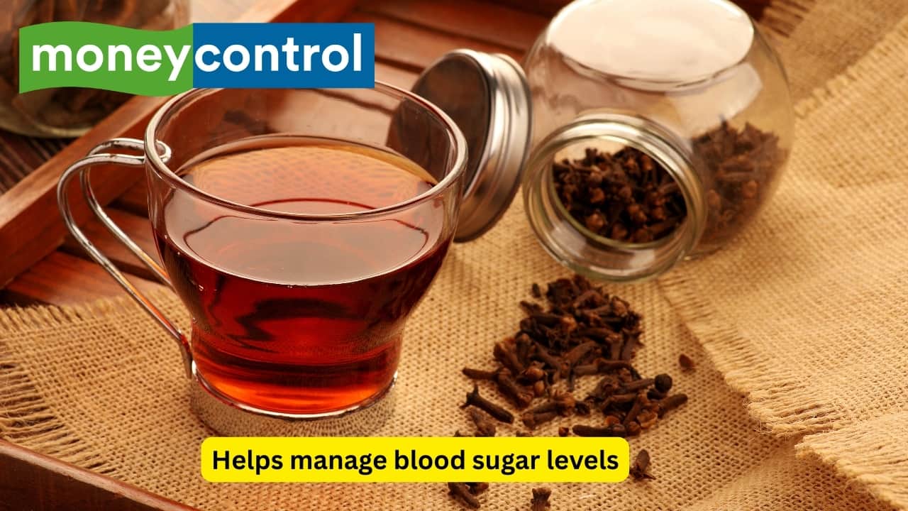 Helps manage blood sugar levels An additional benefit of clove tea is that it helps with post-meal blood sugar regulation, which many people do not realize! Eugenol and other compounds in clove can help slow the breakdown of carbohydrates into glucose, thus having a more even and stable rise in blood sugar. This is especially helpful for individuals managing insulin resistance and Type 2 diabetes.(Image: Canva) Helps manage blood sugar levels An additional benefit of clove tea is that it helps with post-meal blood sugar regulation, which many people do not realize! Eugenol and other compounds in clove can help slow the breakdown of carbohydrates into glucose, thus having a more even and stable rise in blood sugar. This is especially helpful for individuals managing insulin resistance and Type 2 diabetes.(Image: Canva)