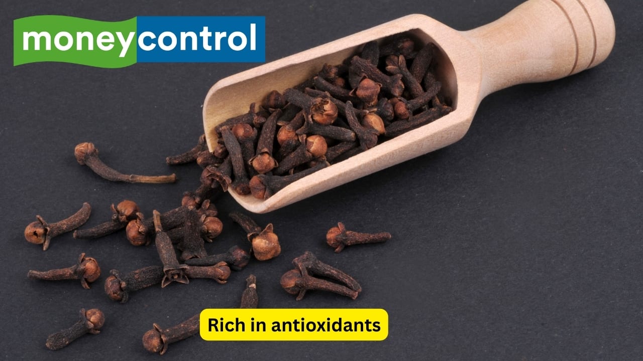 Rich in antioxidants Clove contains some of the world’s most antioxidant-rich spices, and it has a particularly high structure of eugenol, which combats oxidative stress and stops free radicals from damaging cells and accelerating aging. Eugenol also possesses powerful anti-inflammatory properties, which can reduce the severity of inflammation both locally in the gut and elsewhere. (Image: Canva) Rich in antioxidants Clove contains some of the world’s most antioxidant-rich spices, and it has a particularly high structure of eugenol, which combats oxidative stress and stops free radicals from damaging cells and accelerating aging. Eugenol also possesses powerful anti-inflammatory properties, which can reduce the severity of inflammation both locally in the gut and elsewhere. (Image: Canva)