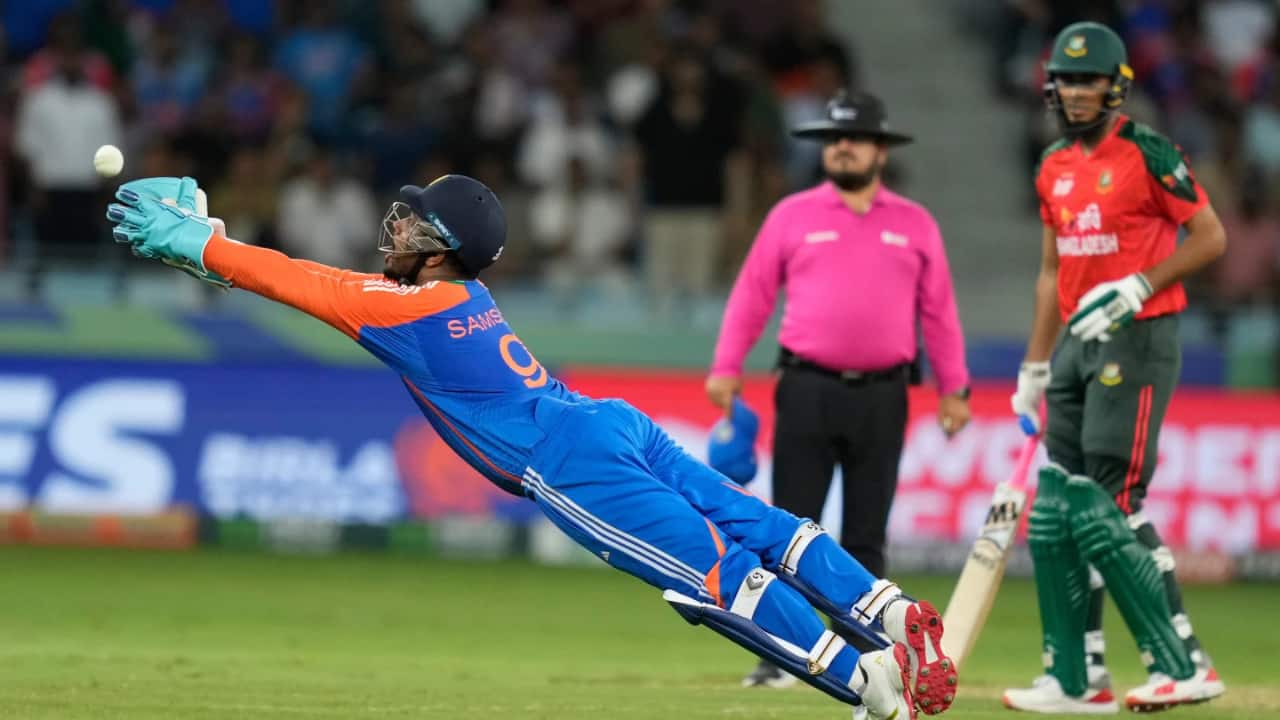 India vs Bangladesh In their second game of the Super Four, India defeated Bangladesh. India gave the target of 169, but Bangladesh only managed to score 127 runs, and India won the match by 41 runs and also confirmed their spot in the final. (AP Photo)