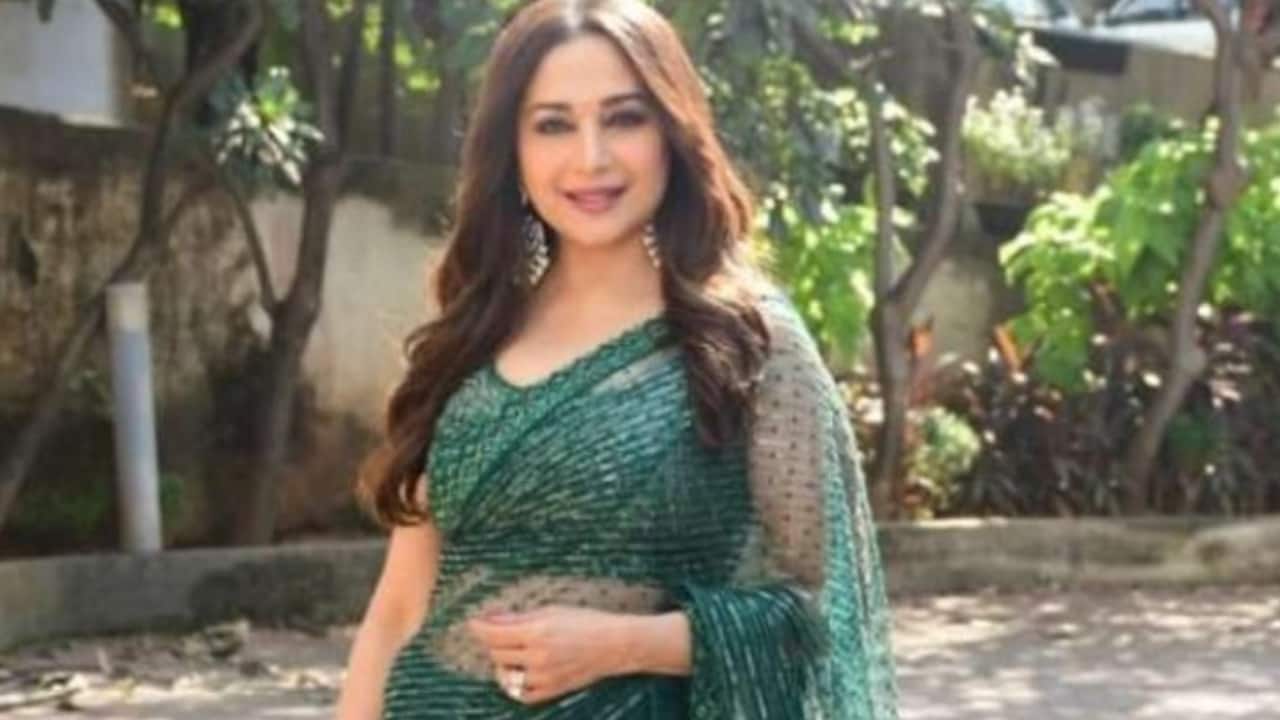 The color highlights her natural charm, adding freshness to Navratri celebrations.