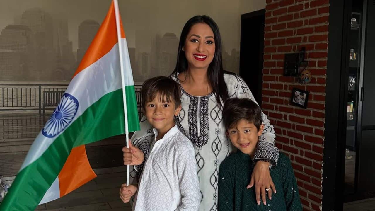 Kashmera Shah Actress and model Kashmera became a first-time mother at the age of 45 to her twin children, Rayaan and Krishaang, via surrogacy with her husband, Krushna Abhishek, in 2017. The actress has been very open about her struggles with conceiving while also making her journey an example of perseverance.
