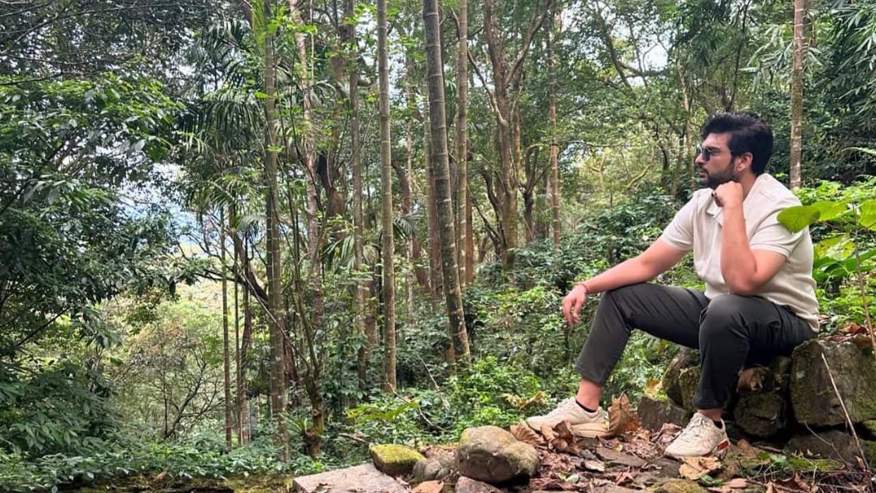 Versatile Hosting: He hosted the popular youth show Gumrah—End Of Innocence on Channel V, which tackled serious social issues. He then hosted the relationship-based reality show MTV Love School for three seasons. 